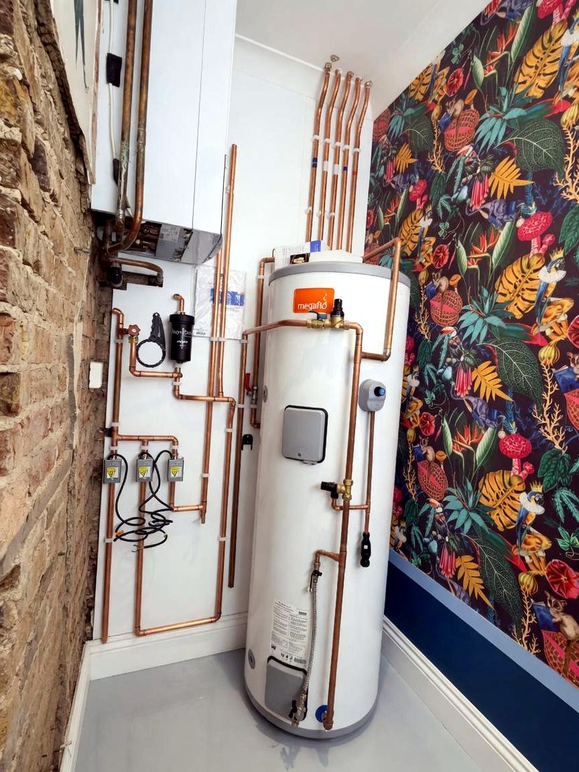 Unvented hot water cylinder with copper pipework